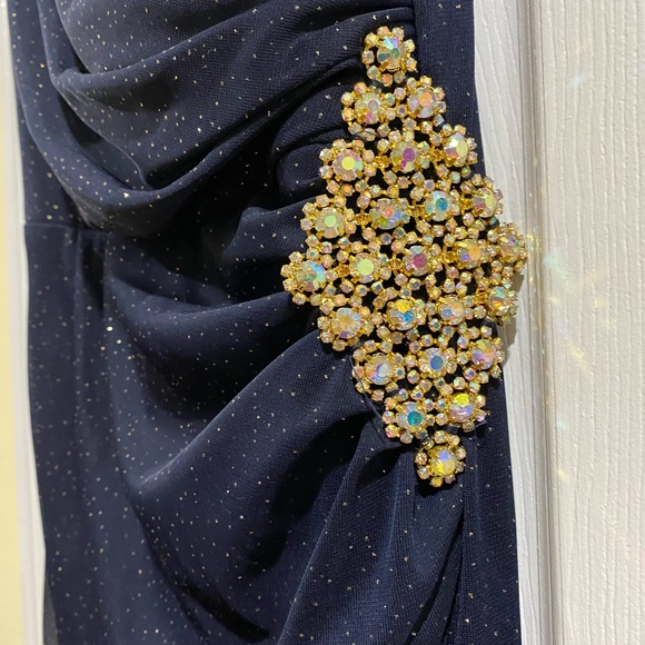 Elegant Gown - Picture 4 of 4